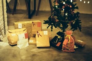 un petit sapin de Noël avec des cadeaux en dessous
